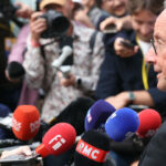Hollande critique la primaire PS-Place publique lors de son intervention à Blois.