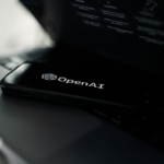 OpenAI limite le développement d&rsquo;Astra en raison de préoccupations réglementaires.