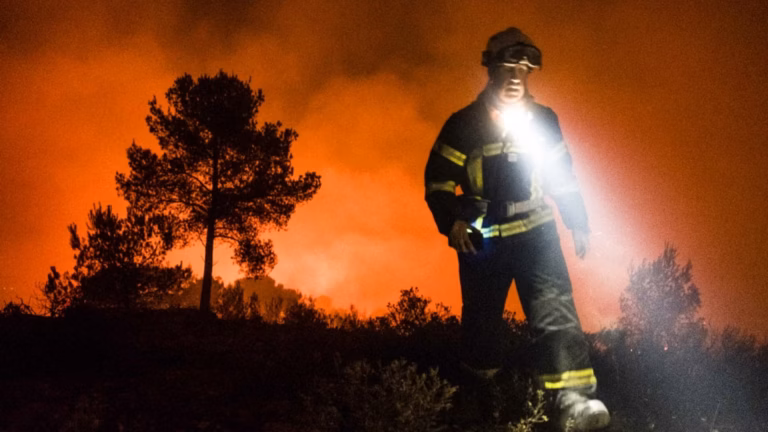 Incendies : pompiers en France confrontés à un manque de moyens et à des conditions difficiles