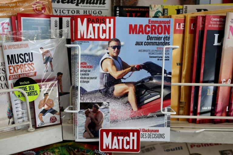 La photo d’Emmanuel Macron en jet-ski à Brégançon suscite une polémique en France.