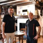 Vacances au Pays basque : préparation de la txuleta Ibaïama au piment d’Espelette.