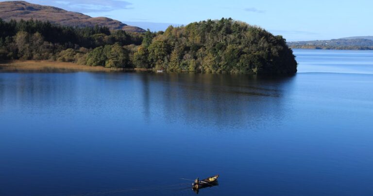 Kayak sur le Lough Gill : exploration d’un lac prisé par la culture irlandaise.