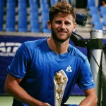 Lucas Poullain, premier challenger à 30 ans, redéfinit les attentes dans le secteur sportif.