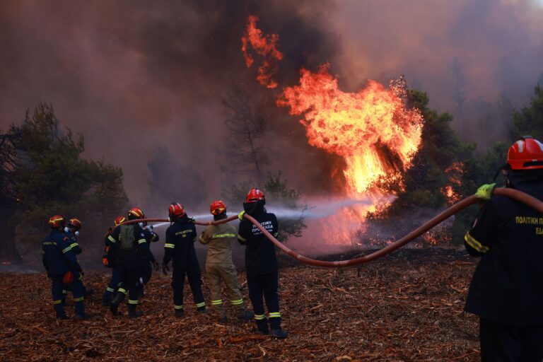 Collision de deux hélicoptères anti-incendie en Grèce lors d’une mission de secours