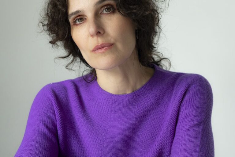 Claire Castillon publie ‘Crispy Septembre’, un roman ado centré sur une héroïne pétillante