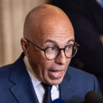 Éric Ciotti propose le drapeau français à l&rsquo;école, rejeté par le ministre de l&rsquo;Éducation nationale.