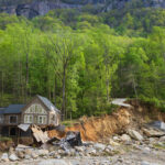 Landslides menacent les populations vulnérables dans les régions montagneuses.