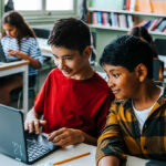 Des chercheurs appellent à limiter l&rsquo;utilisation des écrans dans les écoles pour protéger la santé des élèves.