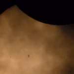 L’éclipse solaire révèle la silhouette de l’ISS dans le ciel observé depuis la Terre.
