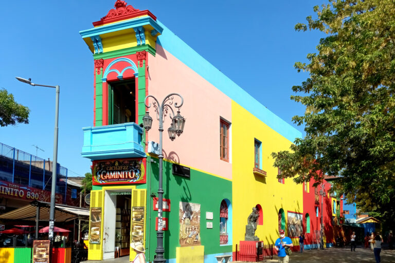 Villages colorés autour du monde : exploration des traditions locales et de leur préservation.