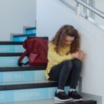Impliquer les élèves dans la détection du harcèlement scolaire : une nécessité en France ?