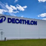 Decathlon lance des sandales féminines concurrençant les tongs sur le marché estival.