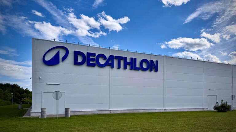 Decathlon lance des sandales féminines concurrençant les tongs sur le marché estival.