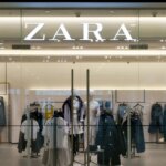 Zara présente une nouvelle robe à imprimé floral qui rivalise avec la petite robe noire.