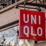 Uniqlo présente un pull polo à rayures comme alternative au sweatshirt pour la rentrée.