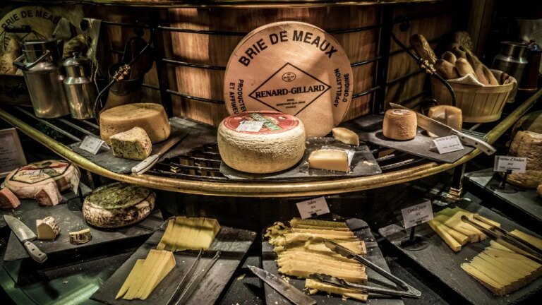 Les Grands Buffets, restaurant à volonté, complet pour 2026 avec réservations ouvertes pour 2027.