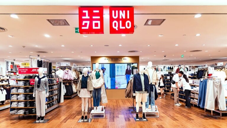 Uniqlo présente un nouveau pantalon, plus tendance que le jean droit, pour la rentrée.