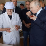 Le Japon condamne la visite de Vladimir Poutine dans les îles Kouriles comme inacceptable.
