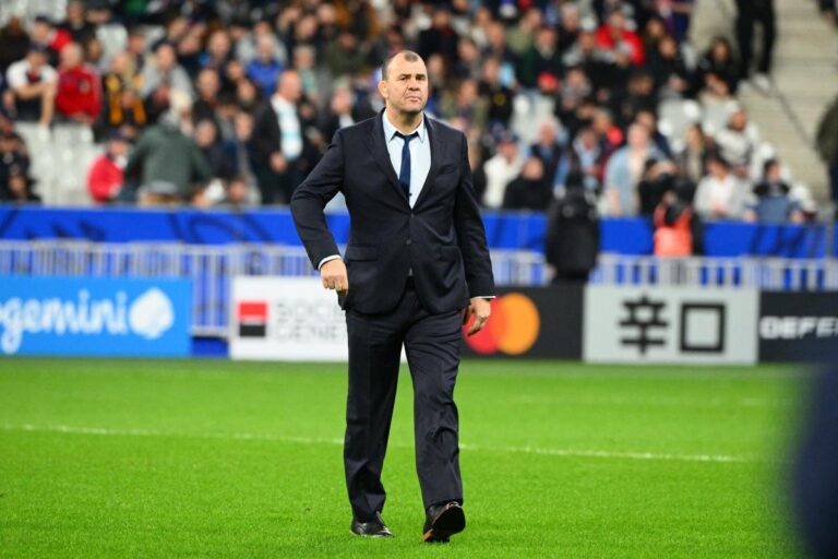 Michael Cheika nommé entraîneur des Waratahs, remplaçant une direction précédente.