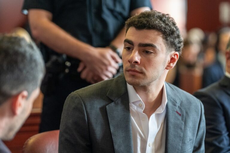 Meurtre d’un patron d’assurance : Mangione annonce un plaidoyer de culpabilité pour harcèlement.
