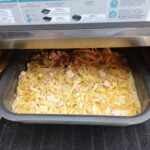 Recette de tagliatelles au saumon préparées avec le combi Ninja dans une cuisine moderne.