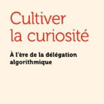 Yves Citton explore la curiosité face à la délégation algorithmique en France.