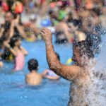 Afflux massif de baigneurs dans les piscines romandes en période de canicule.