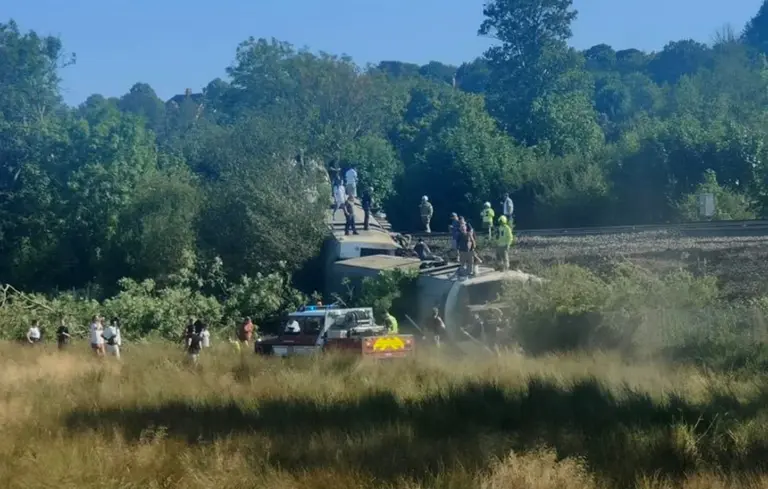 Royaume-Uni : Un train déraille près de Brighton, perturbant le trafic ferroviaire.