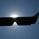 Eclipse solaire : Marine Tondelier critique l’accès insuffisant aux lunettes de protection.