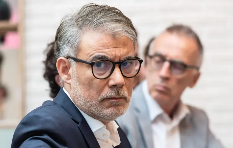 Olivier Faure critique Macron pour son loisir en jet ski durant la canicule