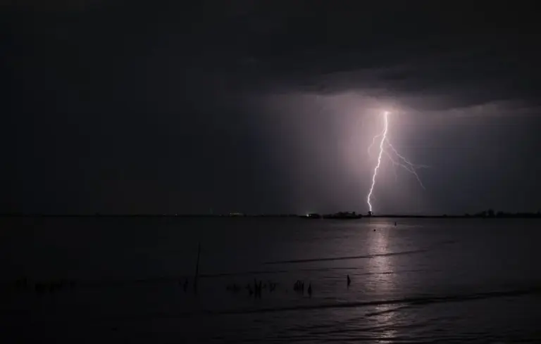 Foudre : risques de conductivité et prévention lors des orages en France.