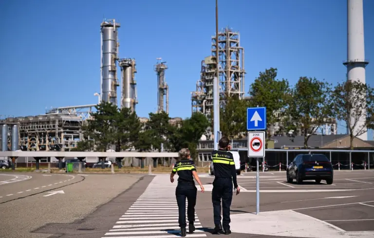 Explosion dans une raffinerie à Rotterdam : un mort confirmé dans l’incident.