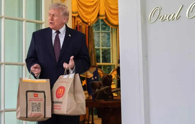 États-Unis : Trump suspend les taxes sur le bœuf face à la hausse des prix des burgers.