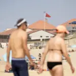 Amende possible pour baignade sous un drapeau rouge en France, avertit la préfecture.