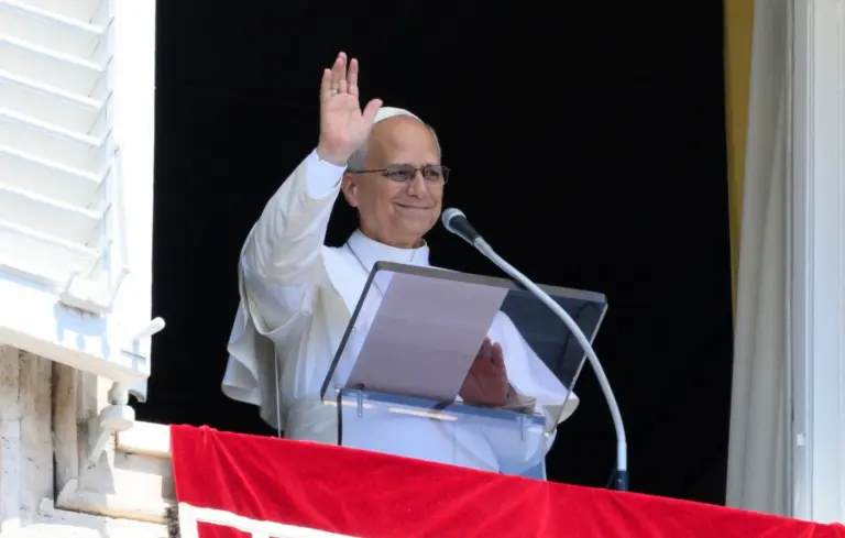 Stade de France complet pour la visite du pape, des mesures de sécurité renforcées prévues.