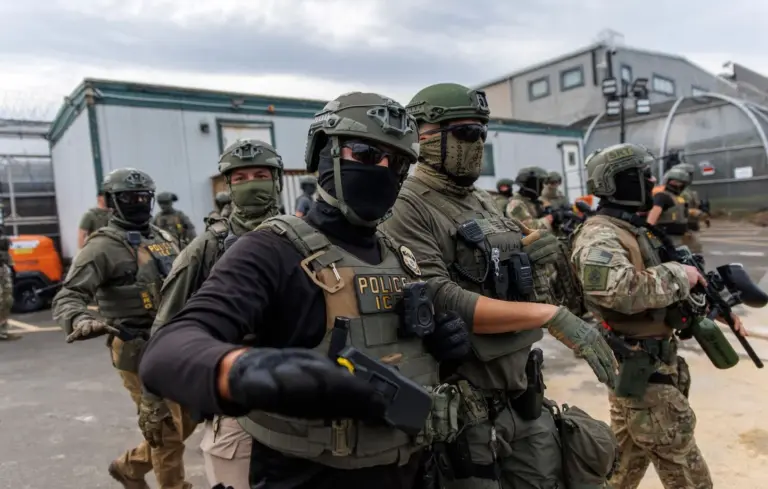 États-Unis : Projet de gants électriques pour l’ICE suscite des tensions politiques.