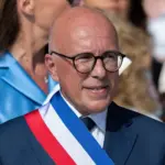 Des mâts installés devant les écoles de Nice pour faire flotter le drapeau tricolore