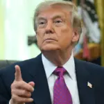 Donald Trump critique une journaliste, annonce qu&rsquo;elle sera signalée pour ses propos.