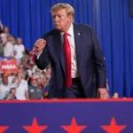 Trump détourne l’attention des enjeux économiques et géopolitiques en ciblant l’immigration.