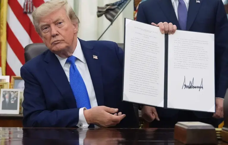 Trump renforce le contrôle des réseaux sociaux pour les demandeurs de visas aux États-Unis.