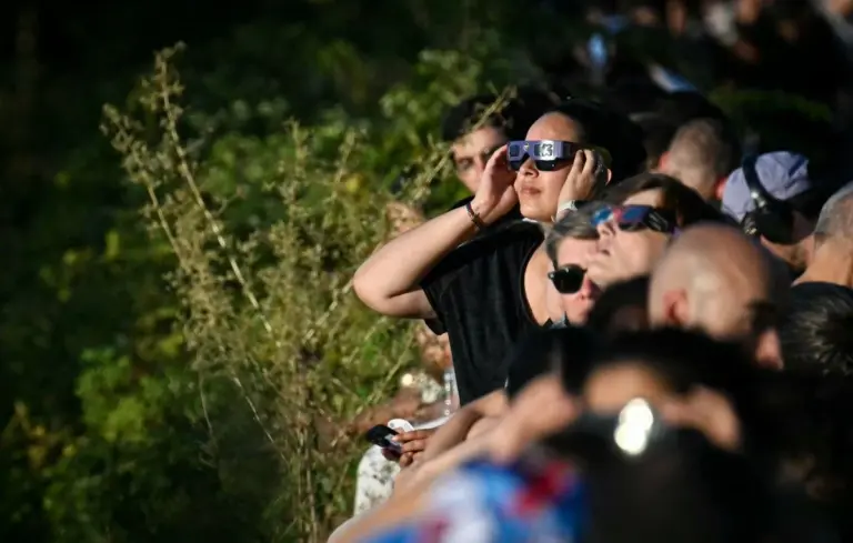 Éclipse solaire : un parc parisien échange des lunettes contre des paquets de chips