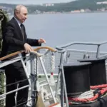 Poutine menace les navires occidentaux alors que les soldats ukrainiens manquent de ressources essentielles.