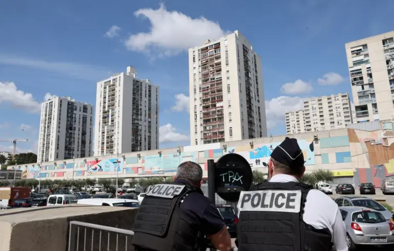 Nîmes : Un enfant de 8 ans sauvé par des voisins après avoir été enfermé par ses parents.