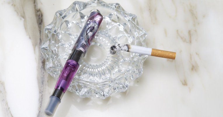 Le vapotage réduit les risques par rapport à la cigarette, selon une étude de santé publique.