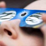 Éclipse solaire : risques pour la santé liés à l&rsquo;observation sans lunettes spéciales