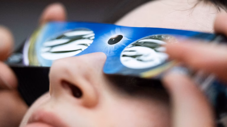 Risques pour la santé liés à l’observation d’une éclipse solaire sans lunettes spéciales