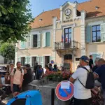 Manifestation à Mens : des habitants protestent devant la mairie du Trièves.