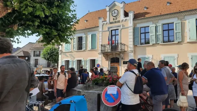 Manifestation à Mens : des habitants protestent devant la mairie du Trièves.