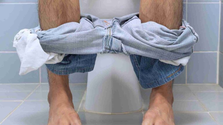 Pourquoi les hommes en Europe devraient s’asseoir pour uriner, selon des études sanitaires.