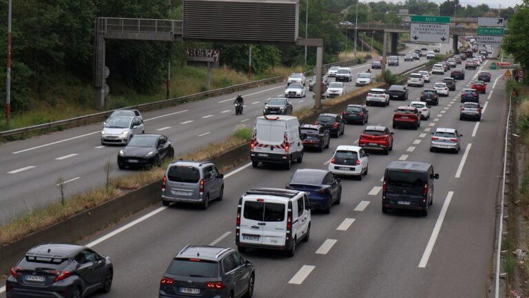 Chassé-croisé des vacances : Bison Futé annonce une journée noire sur les routes.